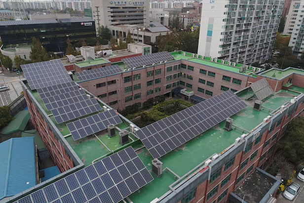학교 옥상 태양광 설비 항공 사진